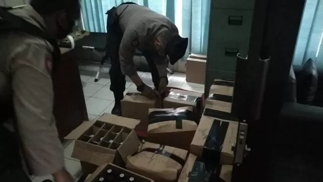 SIAP JUAL: Polres Banjarbaru mengamankan 160 botol miras dari seorang ibu rumah tangga di kediamannya di kawasan Jalan Karang Anyar Banjarbaru. | Foto: Humas Polres Banjarbaru for Radar Banjarmasin