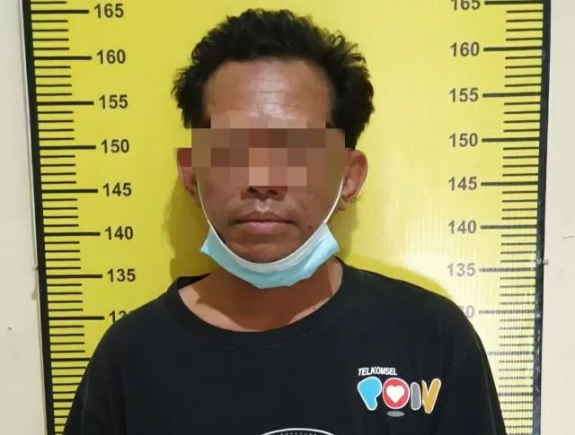 TERCIDUK: YA (42), salah satu pelaku yang ditangkap Satresnarkoba Polres Tabalong, berawal dari keterlibatannya dalam sebuah keributan.