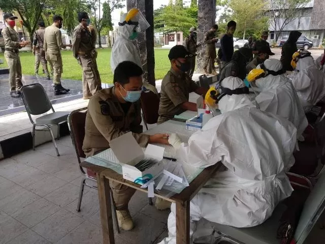 RAPID TEST: Petugas dari Dinas Kesehatan Tapin melakukan rapid test kepada personel Satpol PP dan Damkar Tapin.