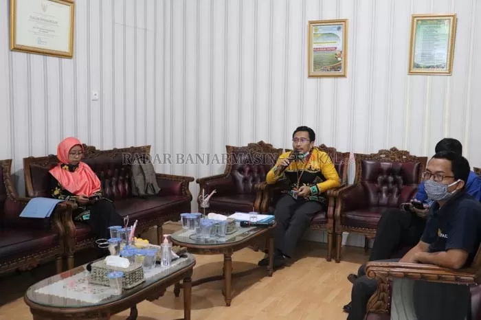 HADIR: Kepala Sekolah SMK-PP N Banjarbaru, Budi Santosa menghadiri visitasi daring proses pendirian Polbangtan Banjarbaru.