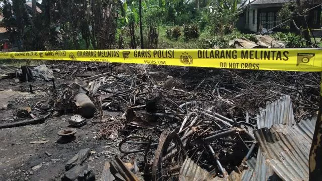 LUDES: Satu bangunan bengkel sepeda pancal dan isinya ludes terbakar. | Foto: Emergency for Radar Banjarmasin.