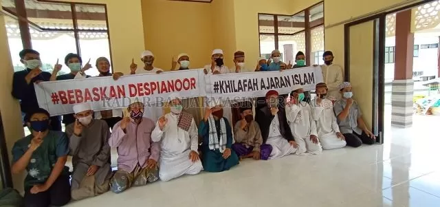 DUKUNGAN MORAL: Simpatisan Despianoor hadir memberikan dukungan moral di Pengadilan Negeri Kotabaru, Senin (5/10). | FOTO: ZALYAN SHODIQIN ABDI/RADAR BANJARMASIN