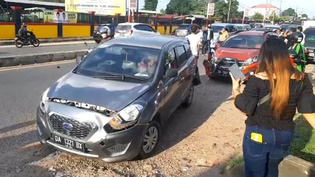 RINGSEK: Delapan unit mobil mengalami kecelakaan beruntun pada Senin (5/10) di Jalan A Yani Km 23 atau tepatnya di depan Pasar Ulin Raya Banjarbaru Landasan Ulin.