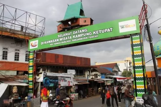 HEBOH: Gapura di Kampung Ketupat Sungai Baru Banjarmasin, saat tagline masih terpasang sebelum diganti.