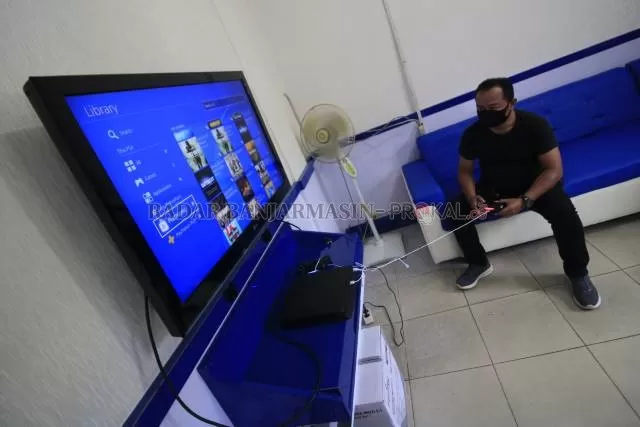 USIR JENUH: Ruang tunggu pelayanan SIM di Satlantas Polres Banjarbaru kini dilengkapi dengan perangkat konsol video gim yang bisa digunakan pemohon ketika sedang menunggu antrian. | Foto: Muhammad Rifani/Radar Banjarmasin