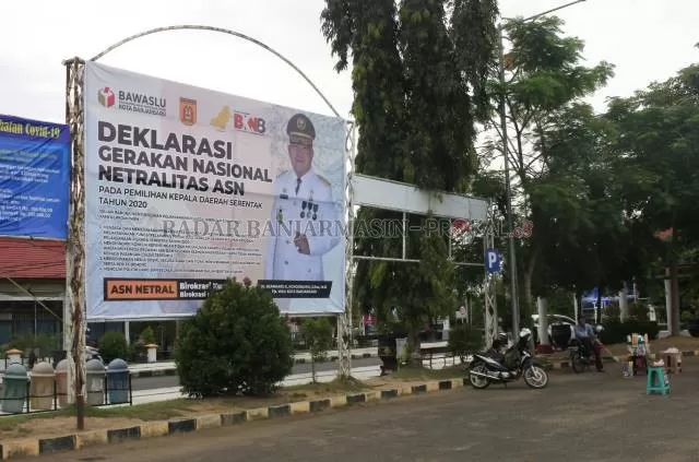 HARUS NETRAL: ASN maupun lingkup SKPD di Pemko Banjarbaru dilarang menyematkan slogan atau tagline dari paslon di media sosialisasinya seperti baliho atau spanduk dan sejenisnya selama tahapan Pilkada. | FOTO: MUHAMMAD RIFANI/RADAR BANJARMASIN