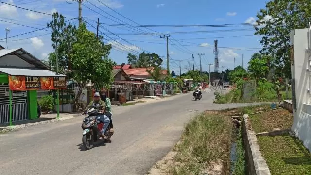 TERDAMPAK COVID: Suasana eks Lokalisasi Pembatuan di Jalan Kenanga, Kelurahan Landasan Ulin Timur, kemarin. Kawasan ini semakin sepi semenjak pandemi Covid-19. | FOTO: SUTRISNO/RADAR BANJARMASIN
