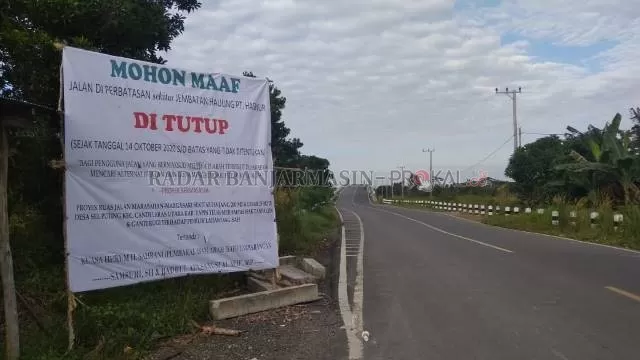 ULTIMATUM: Spanduk pemberitahuan rencana  penutupan jalan di kawasan Desa Sungai Puting sudah terpasang. | Foto: Rasidi Fadly/Radar Banjarmasin