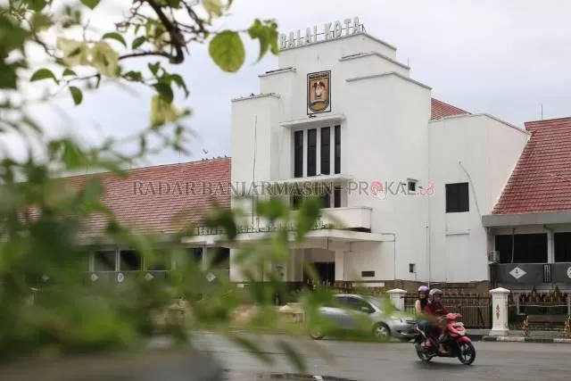 STIGMA MUSIMAN: Kantor Wali Kota Banjarbaru. Kabar terbaru, isu kubu dan gerbong beredar kencang. Namun para paslon kompak menepis. | FOTO: M RIFANI/RADAR BANJARMASIN