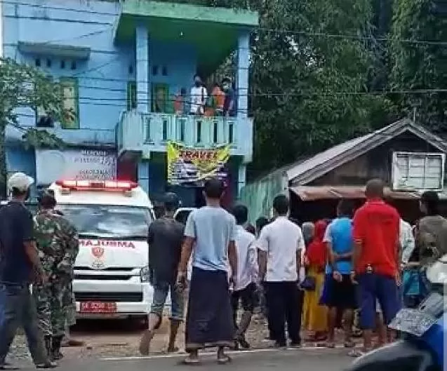 EVAKUASI: Proses evakuasi korban Fitriah (34), warga Kintap, Kabupaten Tala yang diduga menjadi korban pembunuhan. | Foto: Rekanan Emergency