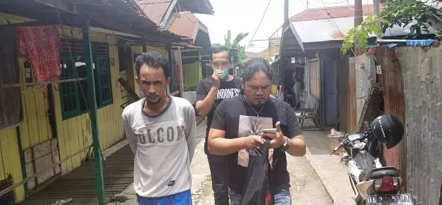 DITANGKAP: Muslim, 40 tahun, ditangkap polisi dari kawasan eks lokalisasi Begau di Banjarmasin  Selatan. | FOTO: POLSEK BANJARMASIN UTARA FOR RADAR BANJARMASIN