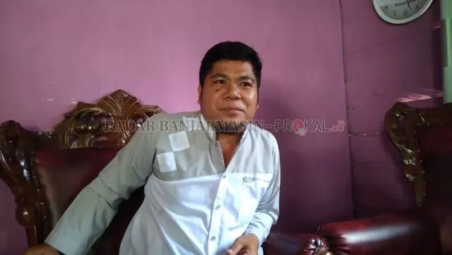 REFLEKS: Kades Sarangtiung Johanies membantah dirinya mendukung calon di Pilkada Kotabaru 2020. | Foto: Zalyan S Abdi/Radar Banjarmasin