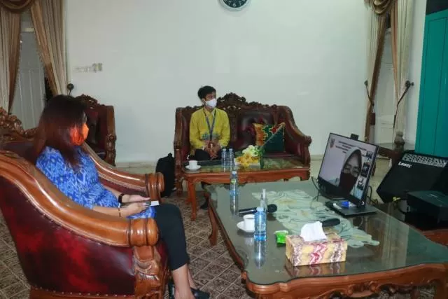 FGD: Pjs Ketua TP PKK Banjarbaru Vonny Bernhard Rondonuwu, didampingi Sekretaris TP PKK Kota Banjarbaru Sri Lailana saat mengikuti Focus Group Discussion (FGD) Pencegahan Perkawinan Anak melalui zoom meeting, Kamis (8/10) tadi.