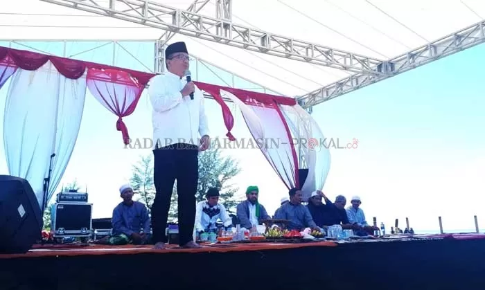 POTENSIAL: Haji Denny Indrayana saat hadir dan menyampaikan sambutan pada Festival 10.000 Apam di Desa Setarap, Kecamatan Satui, Kabupaten Tanah Bumbu, Minggu (11/10).