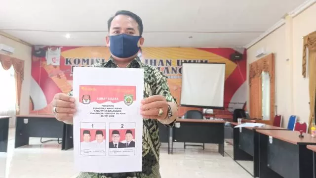 SEPAKAT: Ketua KPU Balangan Saripani memperlihatkan contoh surat suara yang sudah disetujui paslon |  FOTO: IRIL FOR RADAR BANJARMASIN