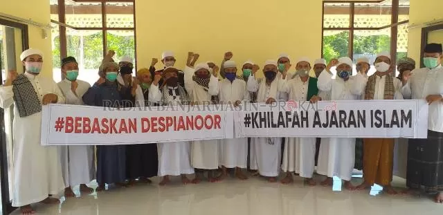 BERI DUKUNGAN MORIL: Simpatisan Despianoor Wardani terus hadir dalam persidangan yang digelar di Kotabaru. | FOTO: ZALYAN SHODIQIN ABDI/RADAR BANJARMASIN
