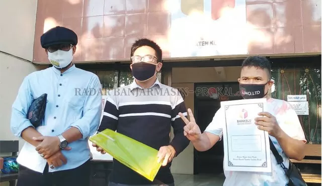 LEGA: Kuasa hukum dan tim pemenangan Burhanudin-Bahrudin memberikan keterangan kepada wartawan di Bawaslu Kotabaru, Selasa (13/10) petang. | FOTO: ZALYAN S ABDI/RADAR BANJARMASIN