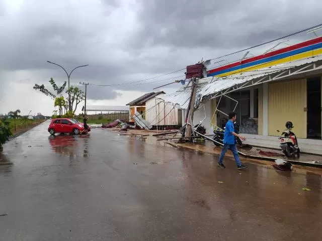 RUSAK PARAH: Usai diterjang angin puting beliung, atap rumah warga mengalami rusak parah. | Foto: Warga Desa Sungai Pitung for Radar Banjarmasin
