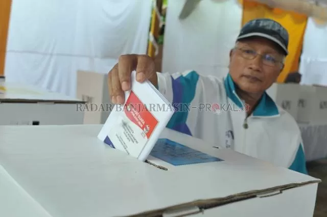 PEMILIH: Proses pemungutan suara  saat Pemilu 2019 lalu di Banjarmasin. | FOTO: MUHAMMAD SYARAFUDDIN/RADAR BANJARMASIN