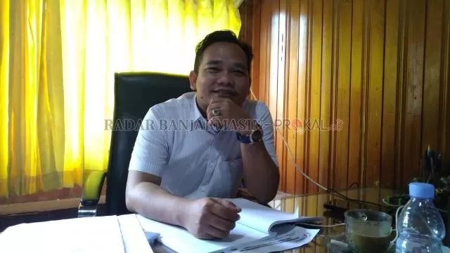 PROSES BERLANJUT: Koordinator Divisi Penyelesaian Sengketa Bawaslu Kotabaru Rusdiansyah memberikan keterangan kepada awak media. | FOTO: ZALYAN S ABDI/RADAR BANJARMASIN