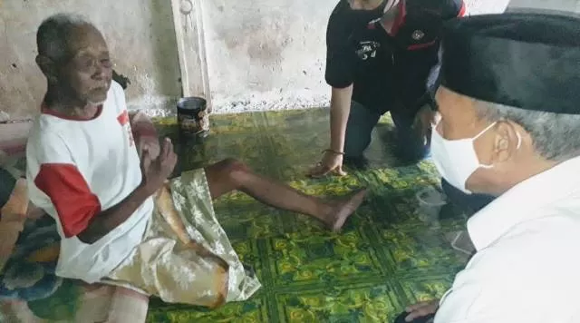 MENGUNJUNGI : Cawabup Tanbu M Rusli mengunjungi, sekaligus memberikan bantuan kepada 2 warga Desa Wonorejo RT 10 Kecamatan Satui, yang mengalami sakit stroke bertahun-tahun, Kamis (15/10).