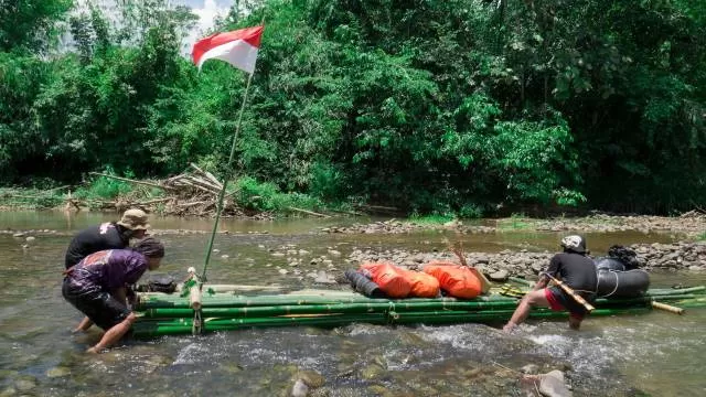 BAMBU RAFTING: Keempat pemuda menyusuri sungai dari Pegunungan Meratus sampai pusat Kota Rantau.