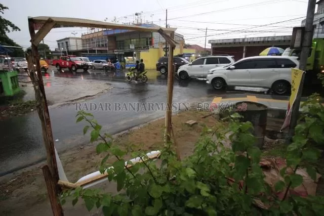 BOLONG: Salah satu baliho pasangan Iskandar-Iwansyah yang diduga dirusak oknum tak bertanggung jawab di Banjarbaru. | FOTO: M RIFANI/RADAR BANJARMASIN