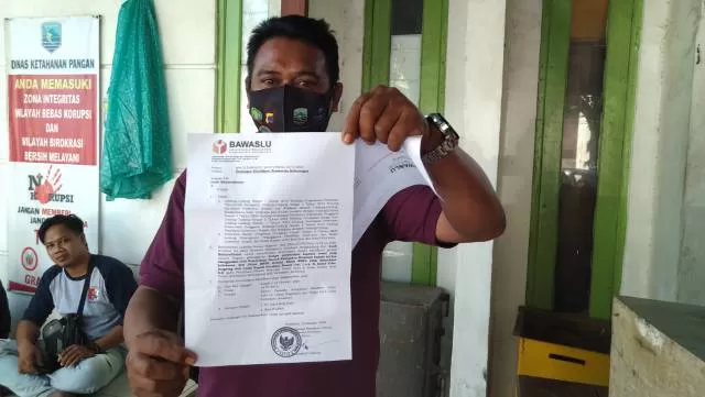 APA ADANYA: Gusti Mahmudinnor memperlihatkan surat pemanggilan Bawaslu Kotabaru atas dirinya terkait dugaan pelanggaran.