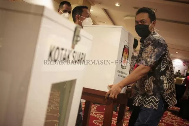 DPT BERTAMBAH: Salah seorang petugas KPU memindahkan contoh kotak suara. Daftar Pemilih Tetap atau DPT di Kota Banjarbaru telah diplenokan dengan adanya tambahan mencapai 11 ribu pemilih. | Foto: Muhammad Rifani/Radar Banjarmasin