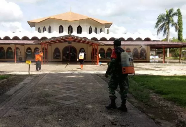 SEMPROT MASJID: Penyemprotan disinfektan ke masjid-masjid di Kecamatan Murung Pudak untuk mencegah penularan virus Covid-19, Jumat kemarin.