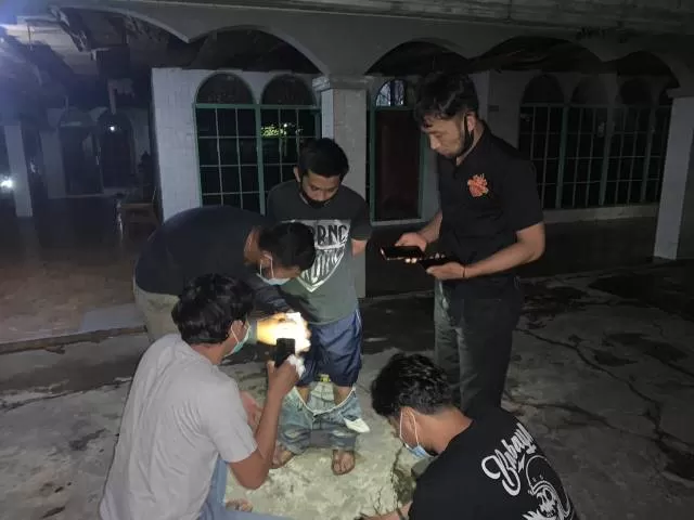 TERTANGKAP: Rifansyah alias Ifan (34) saat diamankan anggota Satres Narkoba Polres HSU di pinggir Jalan Patmaraga, Kelurahan Kebun Sari, Kecamatan Amuntai Tengah malam Jumat (15/10).