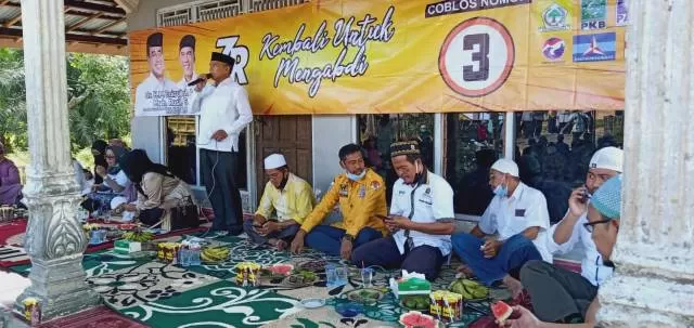 TERHARU: Cawabup Tanbu Muhammad Rusli terharu dengan dukungan yang diberikan warga Desa Sumber Baru Kecamatan Angsana.