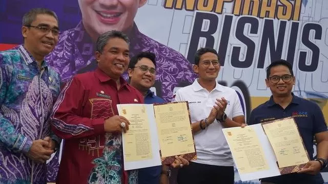 KERJA SAMA: Sandiaga Uno bersama (alm) Walikota Banjarbaru H Nadjmi didampingi Wakinya Darmawan Jaya Setiawan menandatangani kesepakatan kerjasama untuk mendongkrak sektor UMKM di Banjarbaru tahun 2019 lalu.