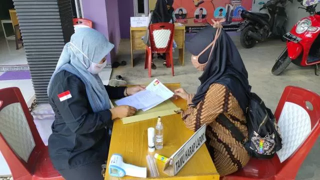 CARI PELAMAR: Salah seorang pelamar pengawas TPS menyerahkan berkas pendaftaran kepada Bawaslu Banjarbaru . | Foto: Bawaslu Banjarbaru for Radar Banjarmasin