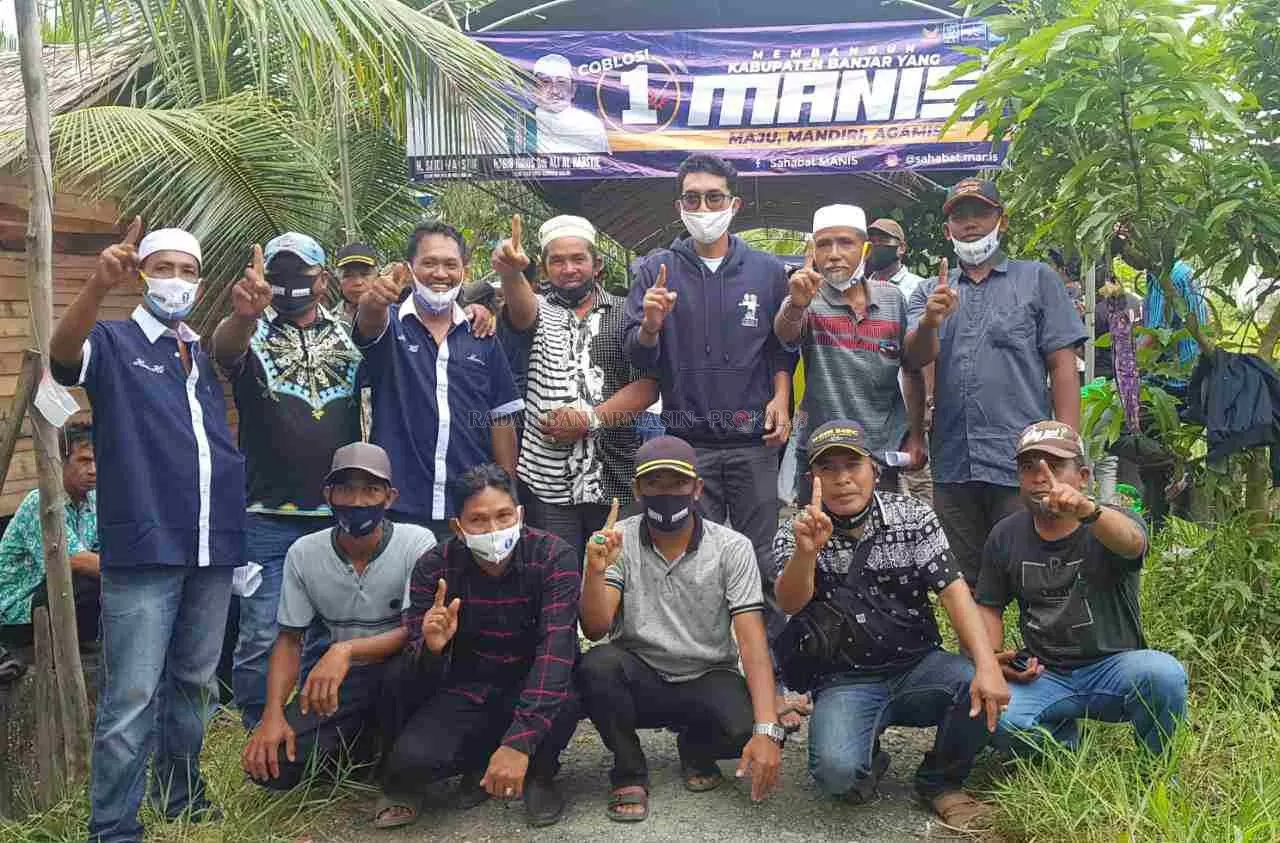 KUNJUNGI WARGA: Calon Bupati Banjar foto bersama warga Aluh-aluh disela kunjungannya.  | Foto: Tim Manis for Radar Banjarmasin