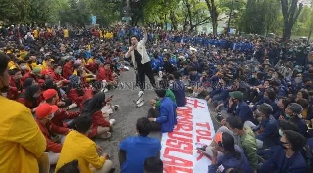 PERLAWANAN: Mahasiswa memenuhi Jalan Lambung Mangkurat dalam aksi menolak Omnibus Law jilid II, Kamis (15/10) lalu. | FOTO: WAHYU RAMADHAN/RADAR BANJARMASIN