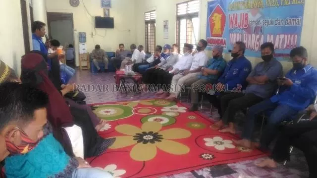 KONSOLIDASI: Pertemuan Haji Denny dengan partai koalisi di Kabupaten  Tanah Laut di kantor DPC Gerindra, Senin (19/10). | FOTO: M OSCAR FRABY/RADAR BANJARMASIN