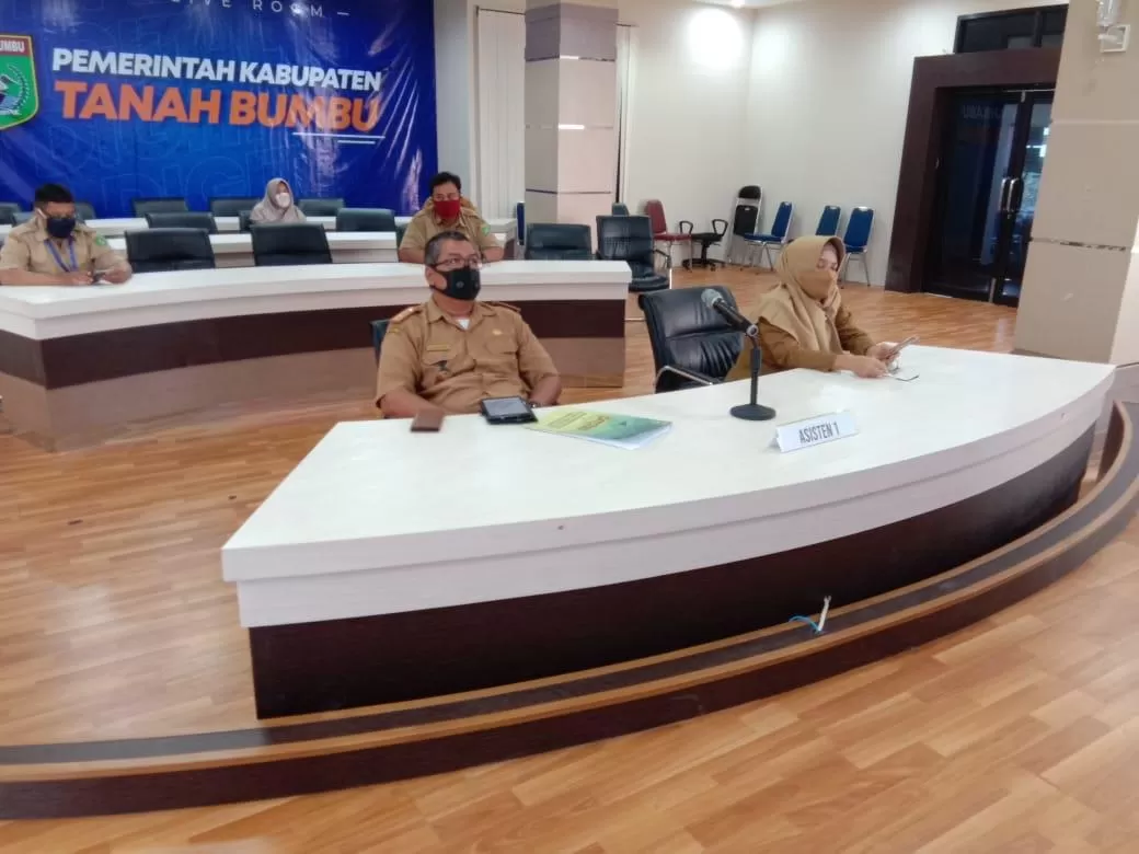 VIRTUAL: Silaturahmi secara virtual tersambung dengan bupati se-Indonesia, tak terkecuali Bupati Tanah Bumbu H Sudian Noor yang diwakili Asisten Bidang Pemerintahan Mariani di ruang DLR Kantor Bupati.
