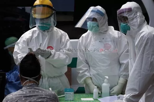 BERSIAP: Petugas kesehatan saat melakukan rapid test di kawasan Pasar Sentra Antasari Banjarmasin, Mei lalu.  Pemerintah akan membagikan vaksin kepada dua juta warga Kalsel. | FOTO:  DOK/RADAR BANJARMASIN