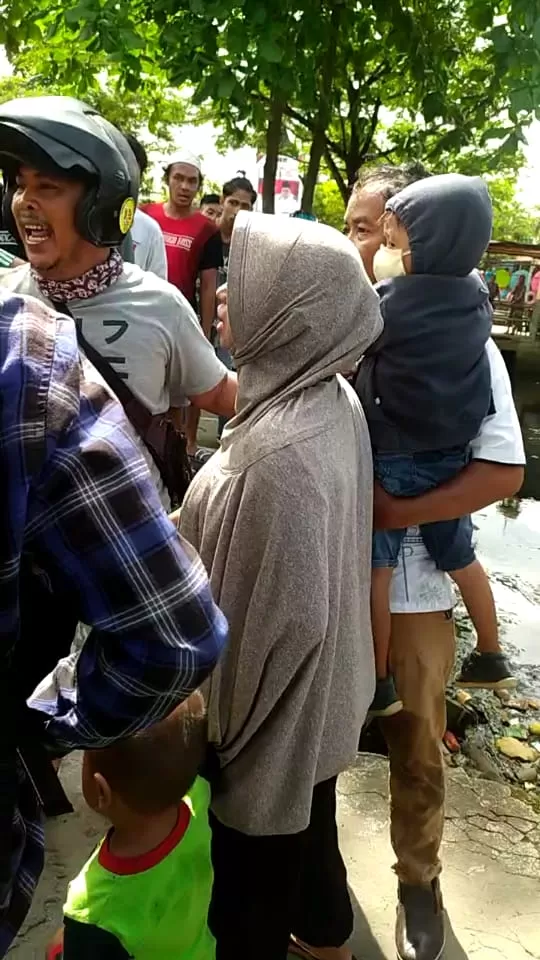 TERTANGKAP: Idup dan isterinya bersama dua anaknya diamankan warga di Jalan Belitung Darat. | Foto: Relawan Emergncy