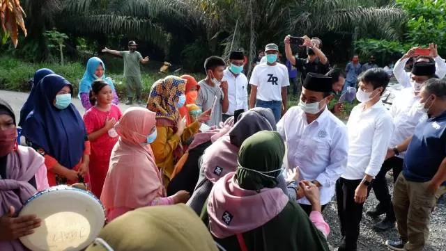 Calon Bupati Tanbu H M Zairullah Azhar disambut warga Desa Jombang Kecamatan Satui.