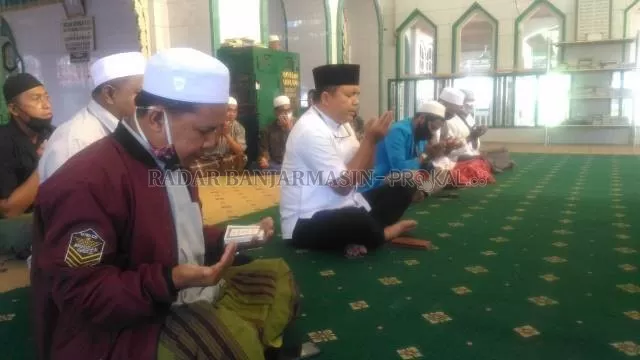 ZIARAH: Haji Denny saat ziarah di makam Datu Kalampayan, Kecamatan Astambul, Kabupaten Banjar. | FOTO: TIM H2D FOR RADAR BANJARMASIN