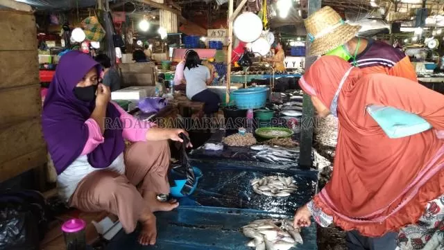 DEMI TINGKATKAN KUNJUNGAN: Para pedagang di pasar harian Kotabaru diwajibkan memakai masker. Jika melanggar, sanksi push up sudah menanti. | Foto: Zalyan Shodiqin Abdi/Radar Banjarmasin