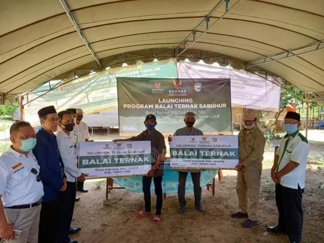 BALAI TERNAK: Baznas Kalsel dan Tala secara simbolis meresmikan Balai Ternak di Desa Sabuhur Kecamatan Jorong.