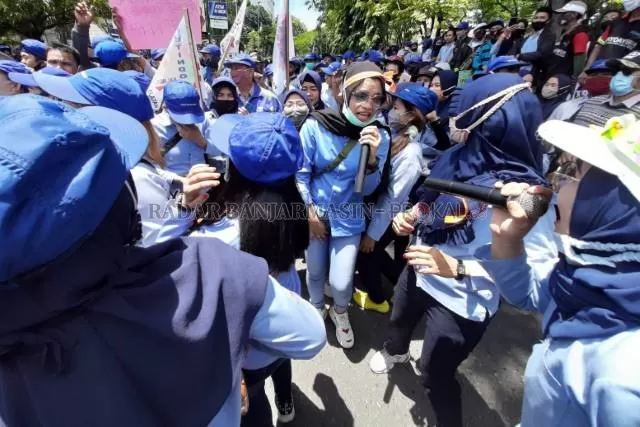 RIANG GEMBIRA: Demonstrasi buruh di Banjarmasin, jauh dari kericuhan. Mereka menyampaikan aspirasi, tanpa lupa bernyanyi dan berjoget. | FOTO: WAHYU RAMADHAN/RADAR BANJARMASIN