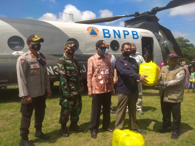 MASKER: BPBD Tala menerima bantuan masker kain sasirangan untuk KPU yang diantar Helikopter Chinook.