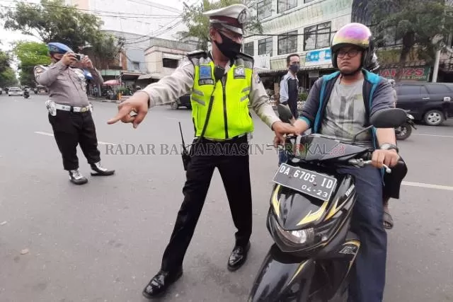 TANPA MASKER: Polisi mencegat pengendara di Banjarmasin yang melanggar protokol kesehatan. | FOTO: WAHYU RAMADHAN/RADAR BANJARMASIN