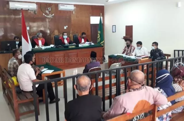 SALING KLAIM: Sengketa akta pendirian Uvaya kembali digelar di Pengadilan Negeri Banjarmasin. Ini sidang ketiga dengan agenda pemeriksaan saksi. | FOTOENDANG SYARIFUDDIN/RADAR BANJARMASIN