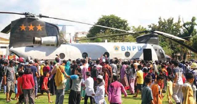 RAMAI: Setelah mendarat dengan mulus, helikopter Chinook langsung diserbu warga untuk swafoto. | FOTO: JAMALUDDIN/RADAR BANJARMASIN