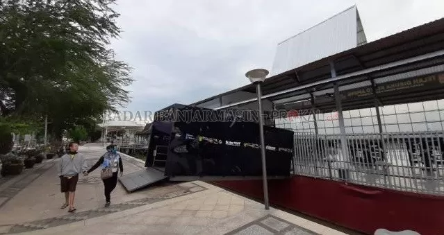 DIPERTANYAKAN: Restoran terapung yang menambat di Siring RE Martadinata, seberang Balai Kota. | FOTO: WAHYU RAMADHAN/RADAR BANAJRMASIN